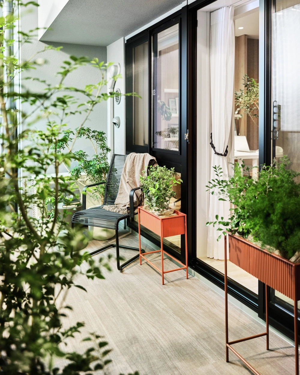 Mẫu thiết kế ban công đẹp đơn giản với sàn gỗ và cây xanh