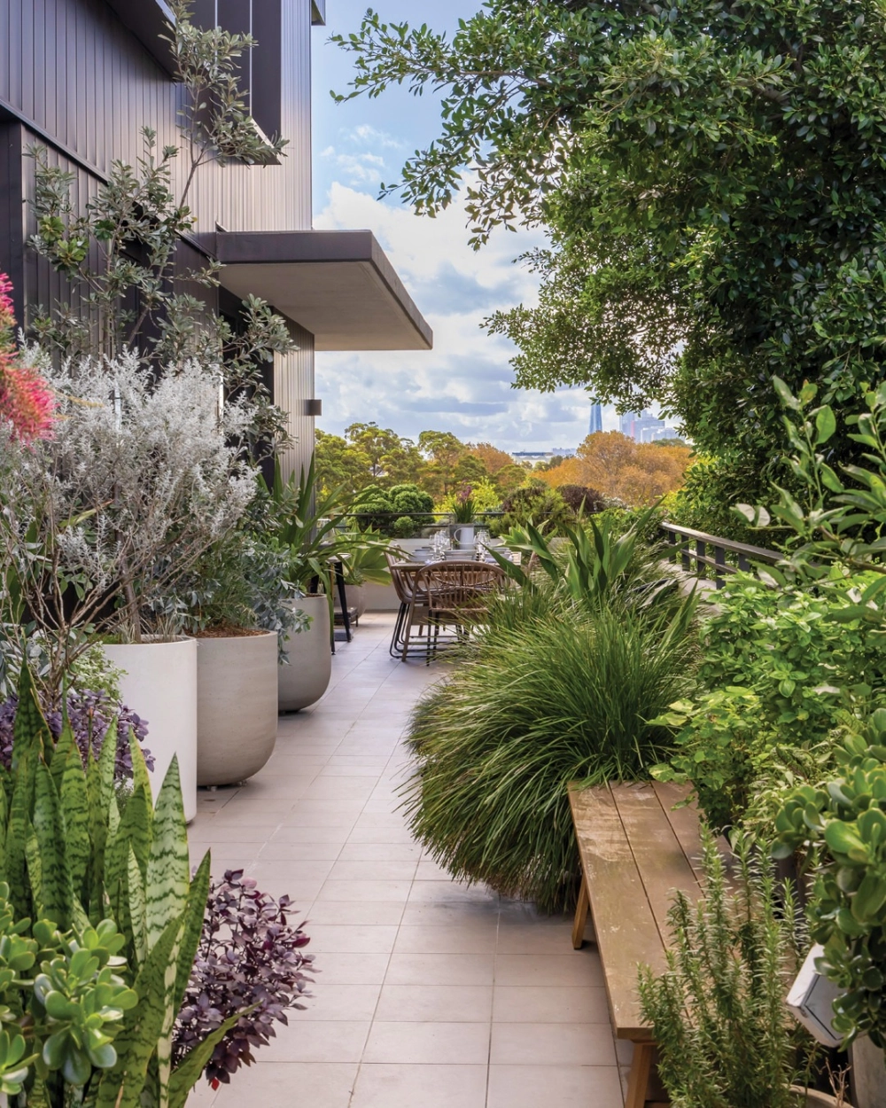 Không gian ban công đẹp lãng mạn với nến và hoa