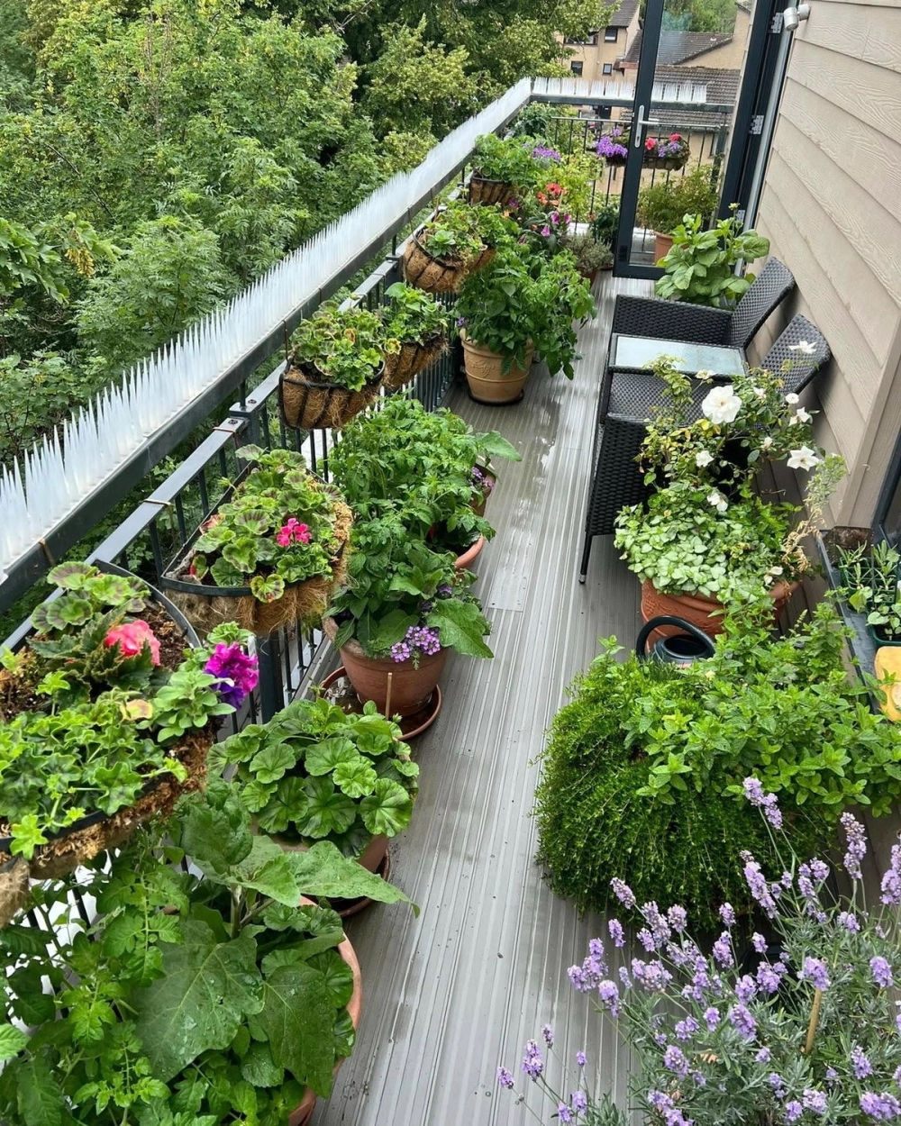 Ban công đẹp có bàn ghế gỗ nhỏ để thưởng trà