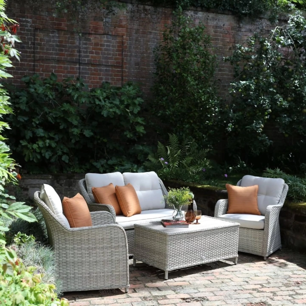 Lựa chọn bàn ghế sân vườn giá rẻ mà vẫn đảm bảo thẩm mỹ