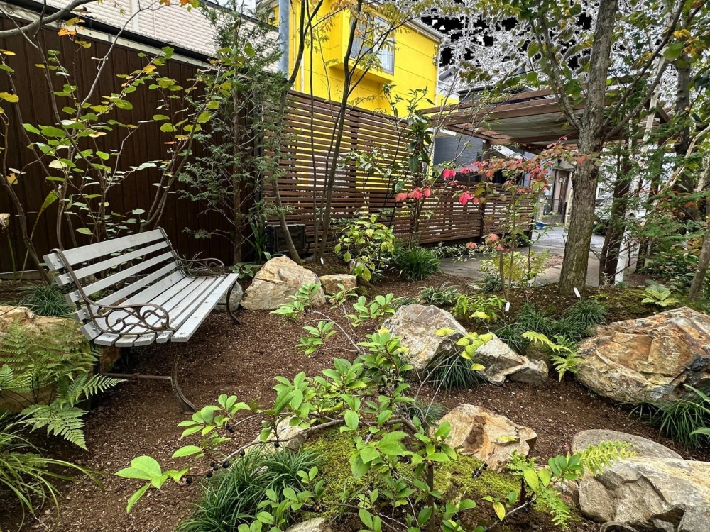 Thiết kế bàn ghế sân vườn hiện đại với đường nét thanh mảnh