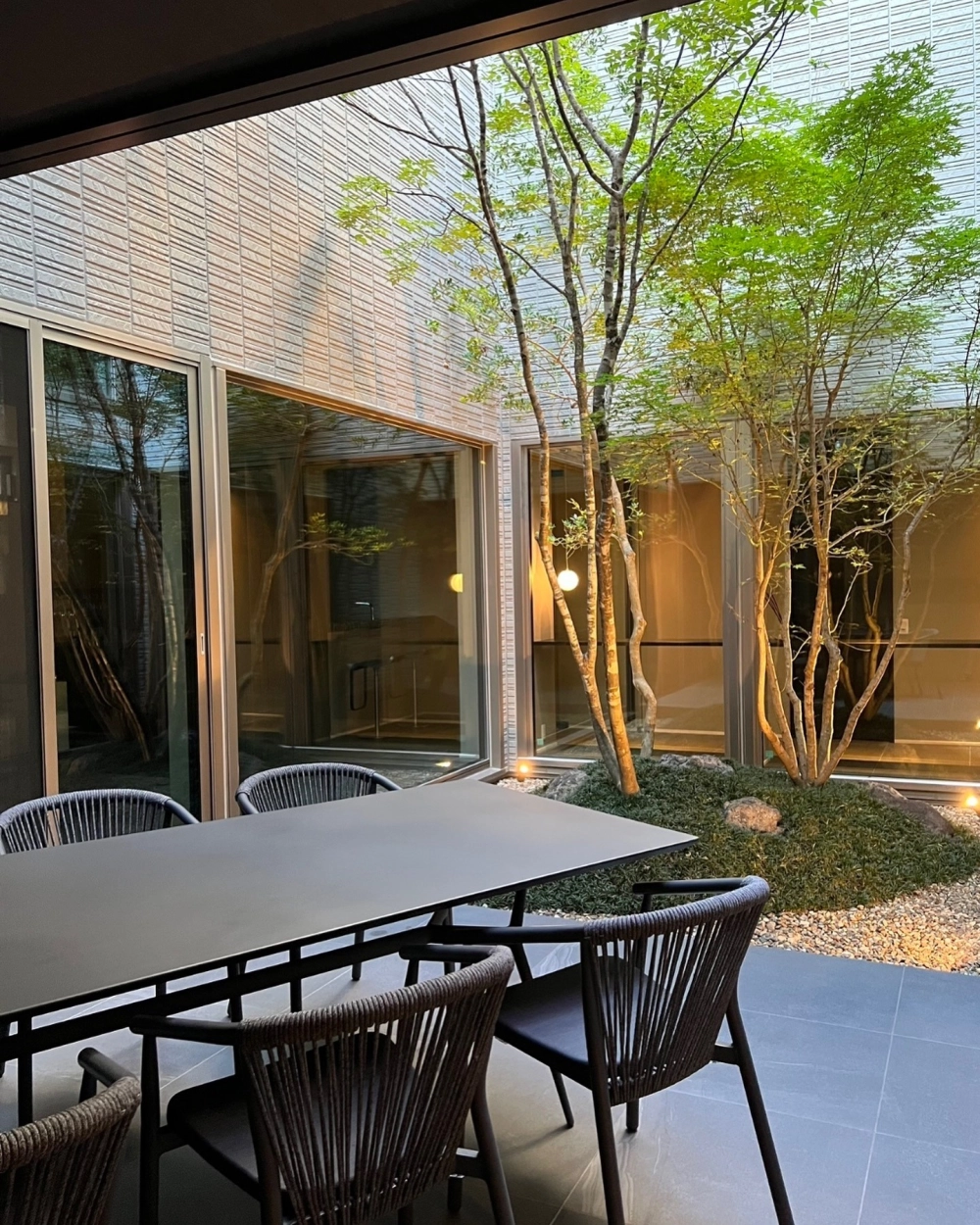 Mẫu bàn ghế sân vườn xếp gọn bằng nhựa giả gỗ thời trang