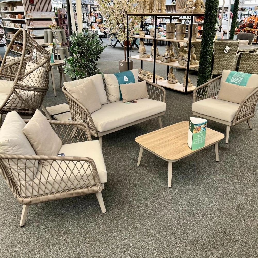 Bàn ghế sân vườn mây nhựa màu trung tính cho không gian hiện đại