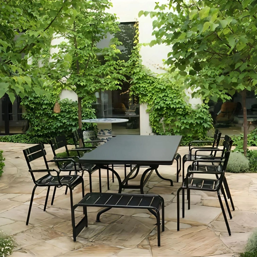 Sử dụng dù che nắng bàn ghế sân vườn cho những ngày hè