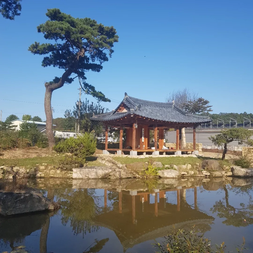 Mẫu chòi nghỉ sân vườn đẹp được thiết kế hài hòa với cảnh quan xanh mát