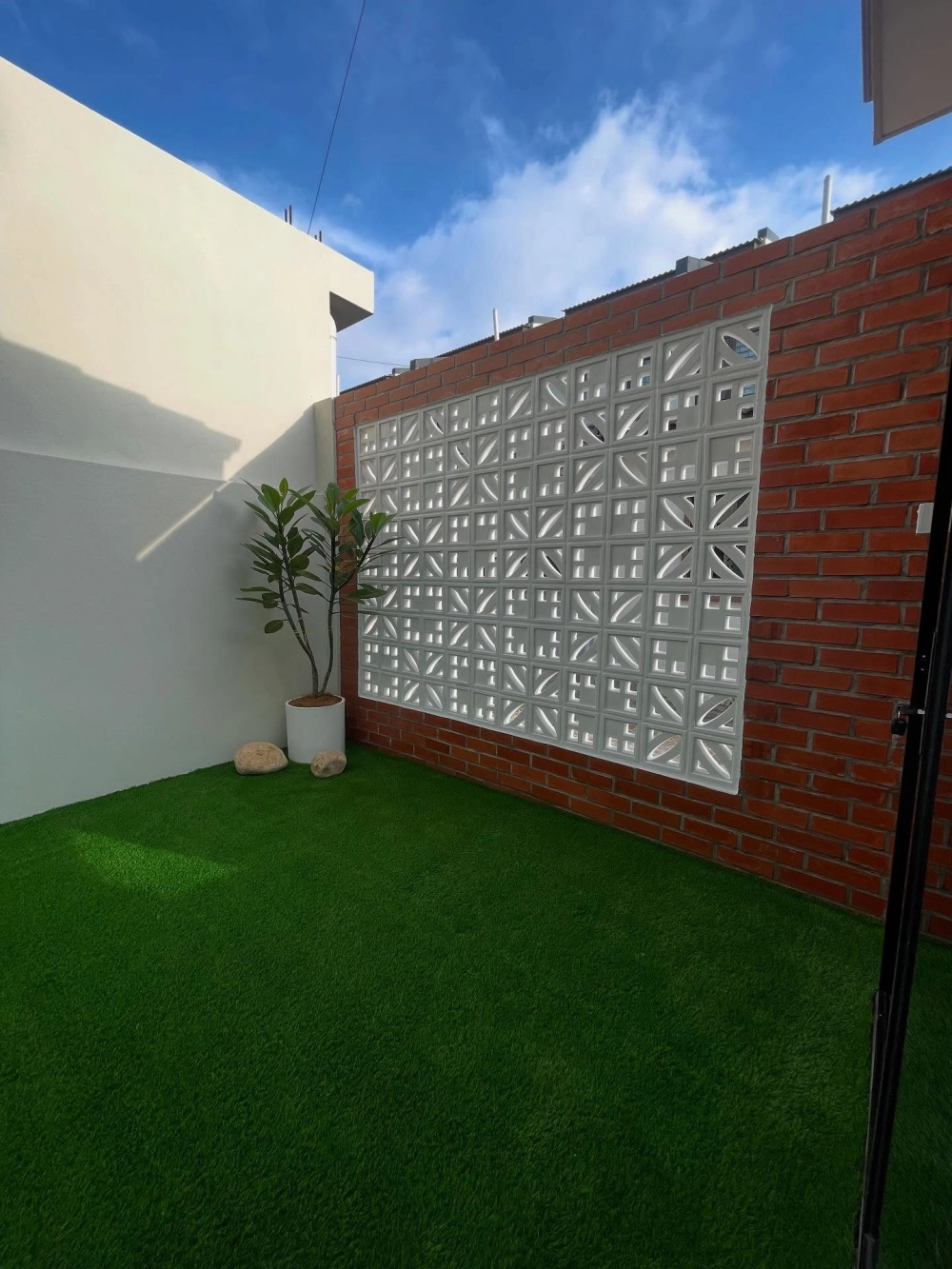 Thảm cỏ nhân tạo sân vườn xanh mướt cho không gian biệt thự