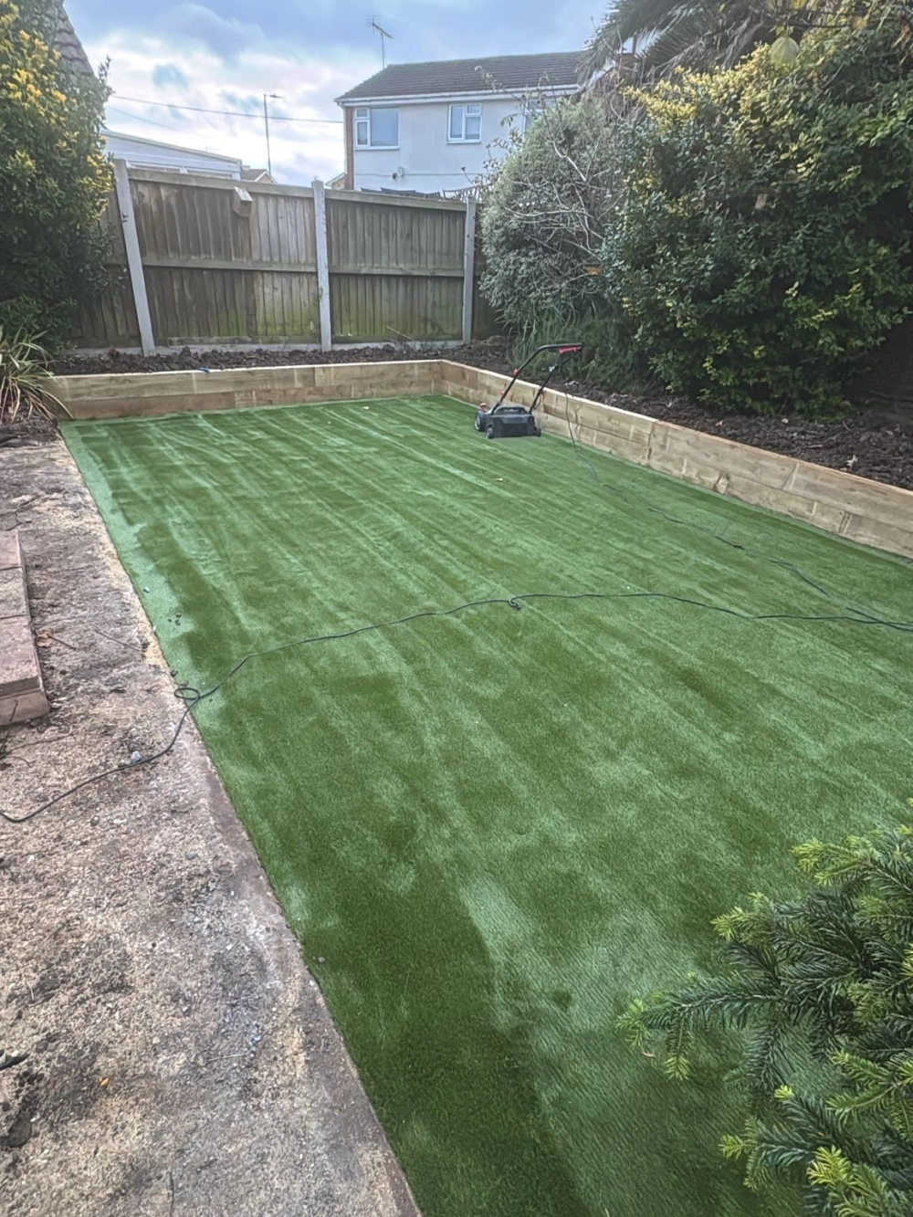 Cỏ nhân tạo trang trí tường xanh mát cho văn phòng