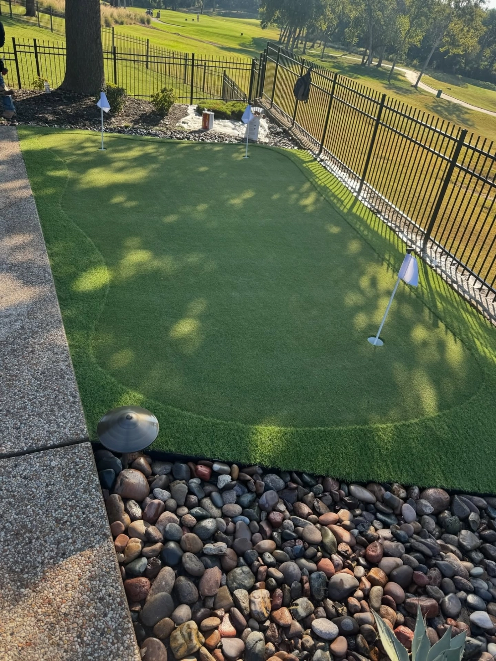 Vệ sinh cỏ nhân tạo sân vườn định kỳ bằng máy hút bụi