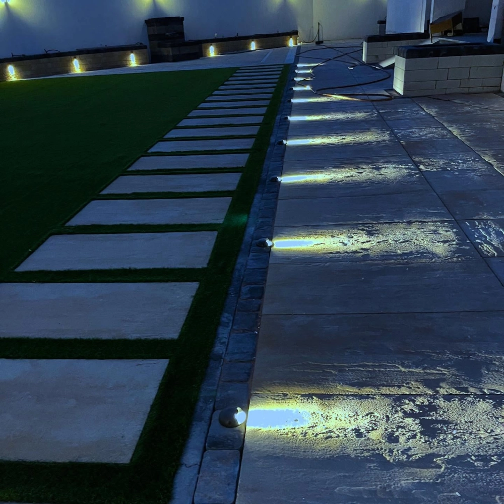 Cỏ nhân tạo sân vườn 2cm phù hợp trang trí lối đi