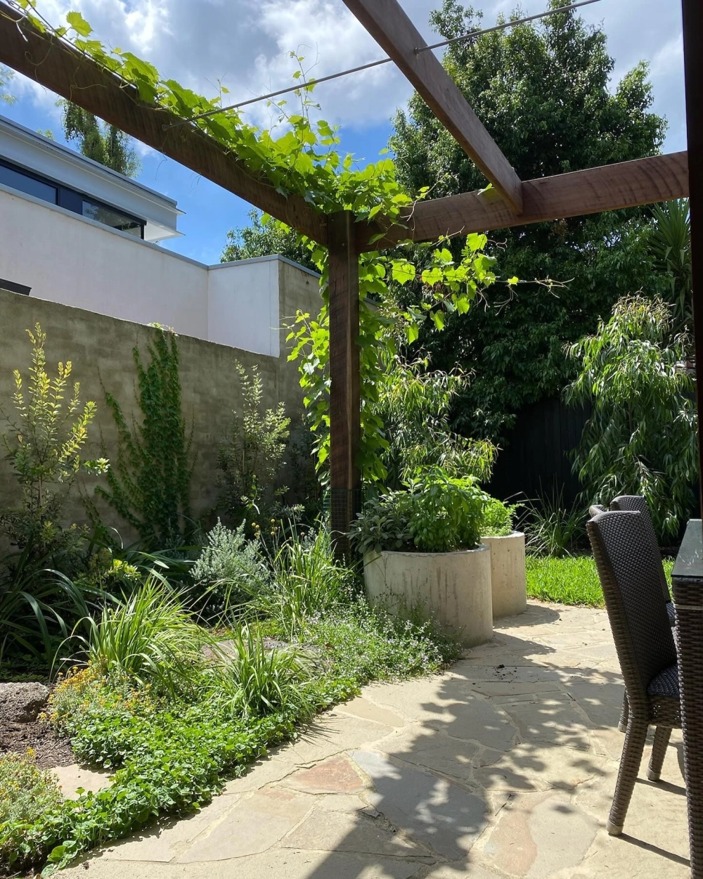 Sử dụng máy cắt cỏ sân vườn giúp thảm cỏ phẳng đều