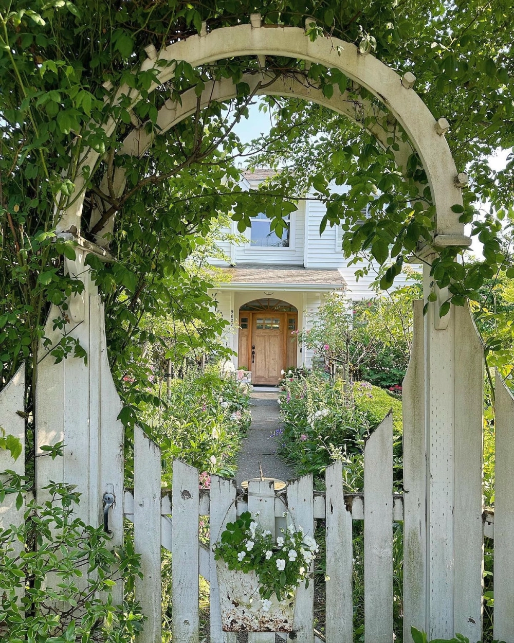 Cổng nhà vườn hiện đại với đường nét tối giản và tinh tế