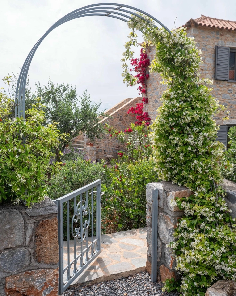 Mẫu cổng hàng rào nhà vườn đẹp đồng bộ về màu sắc