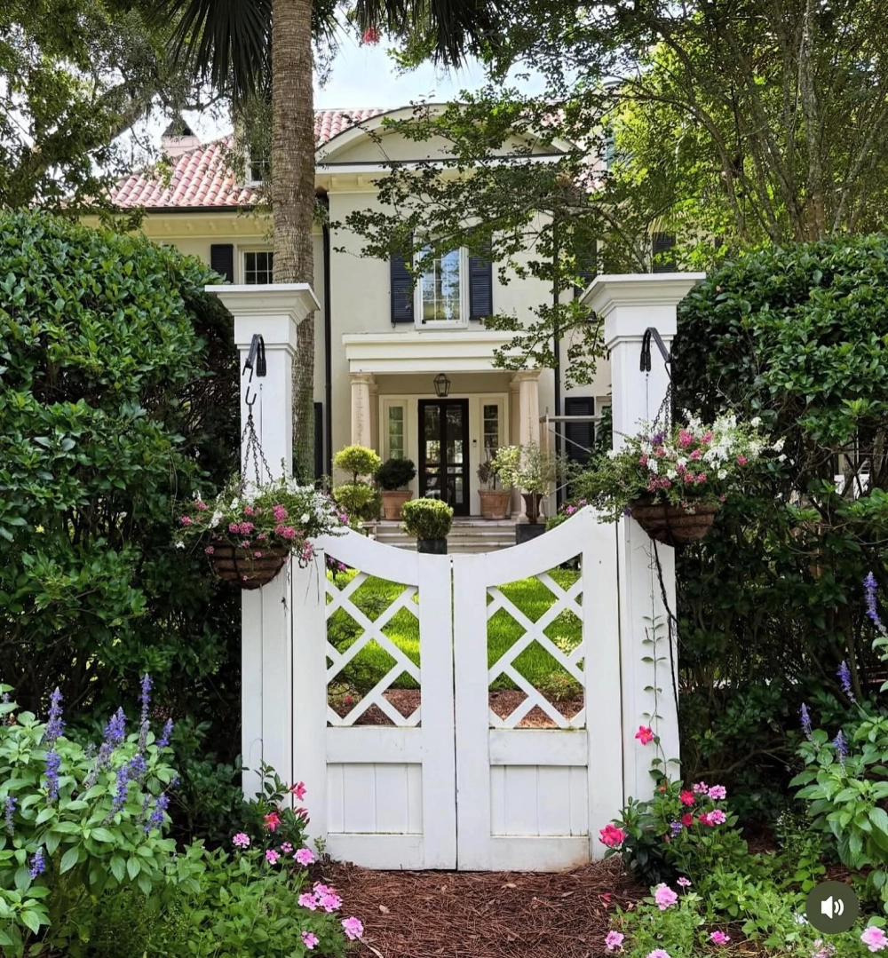 Mẫu cổng nhà vườn đẹp đơn giản bằng sắt hộp sơn đen