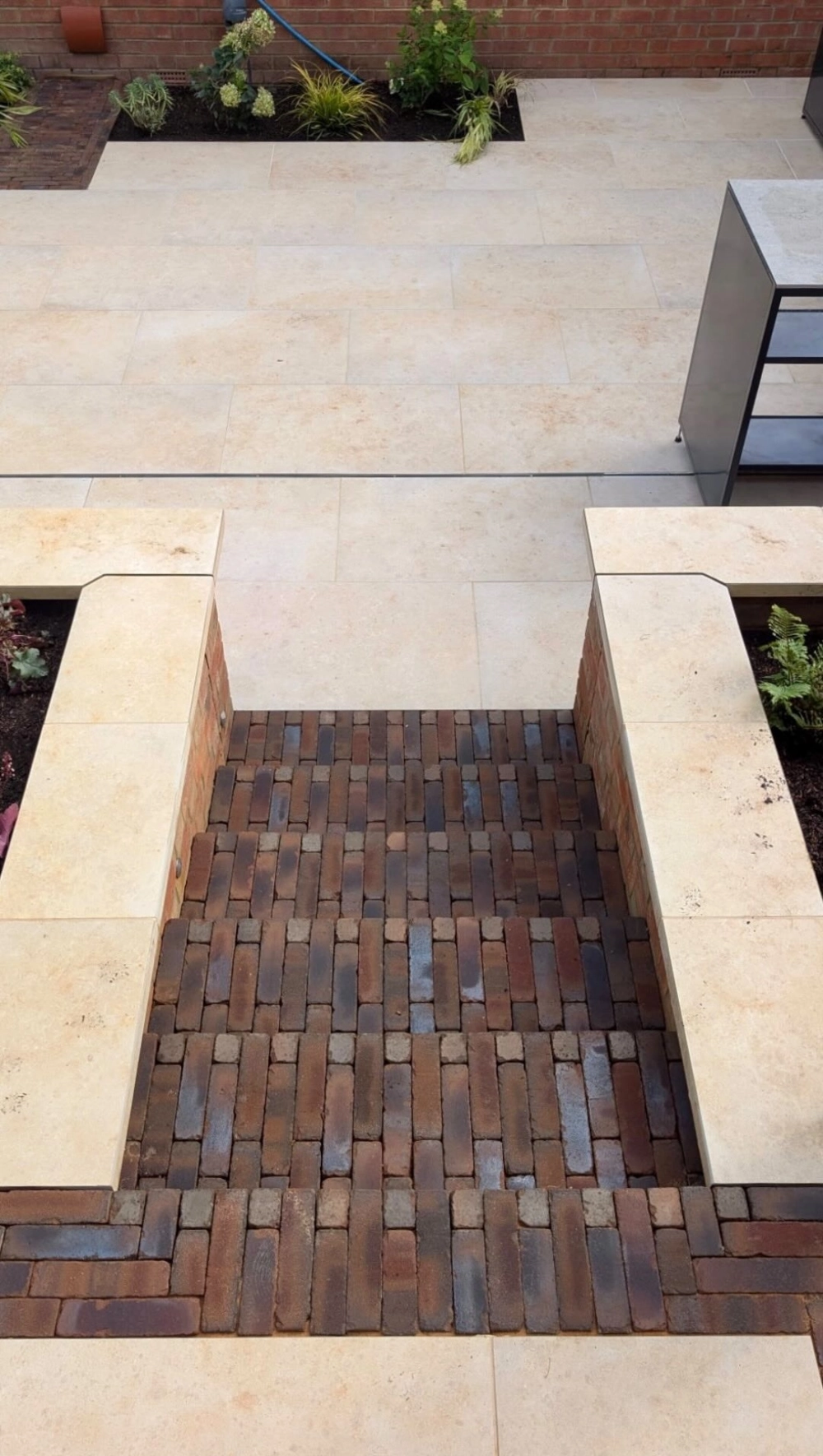 Đá chẻ lát sân bao quanh hồ bơi