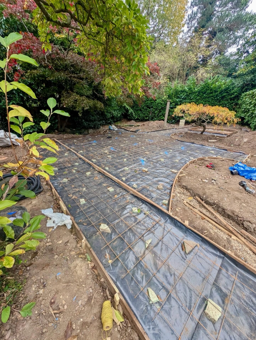 Đá bazan lát sân vườn màu xám đen sang trọng