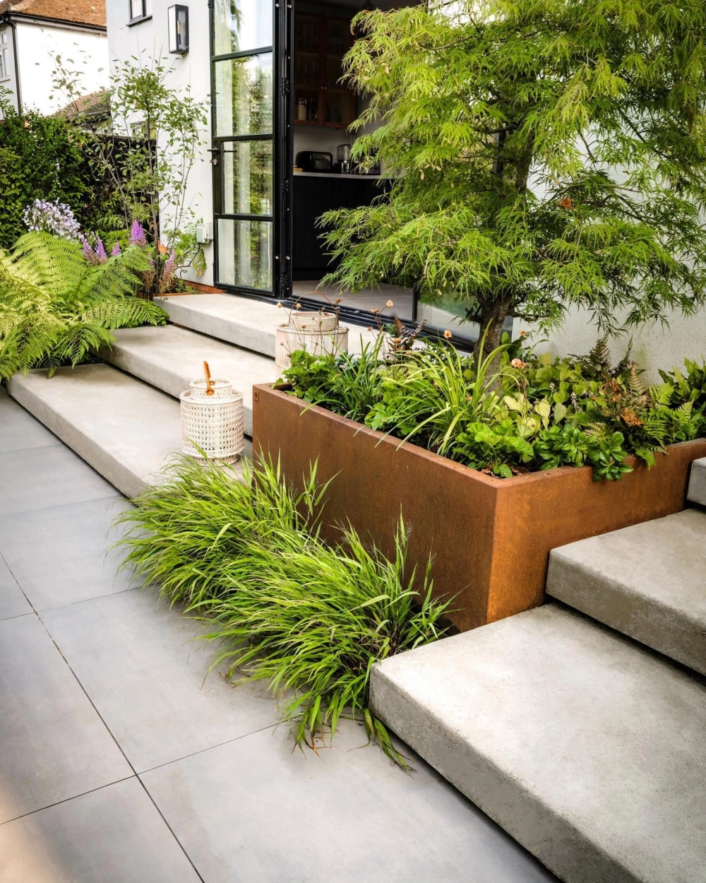 Đá tự nhiên lát sân vườn bền đẹp cho biệt thự