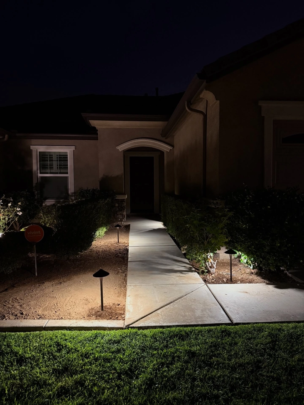 Mẫu đèn năng lượng mặt trời sân vườn thiết kế hiện đại chống nước tuyệt đối