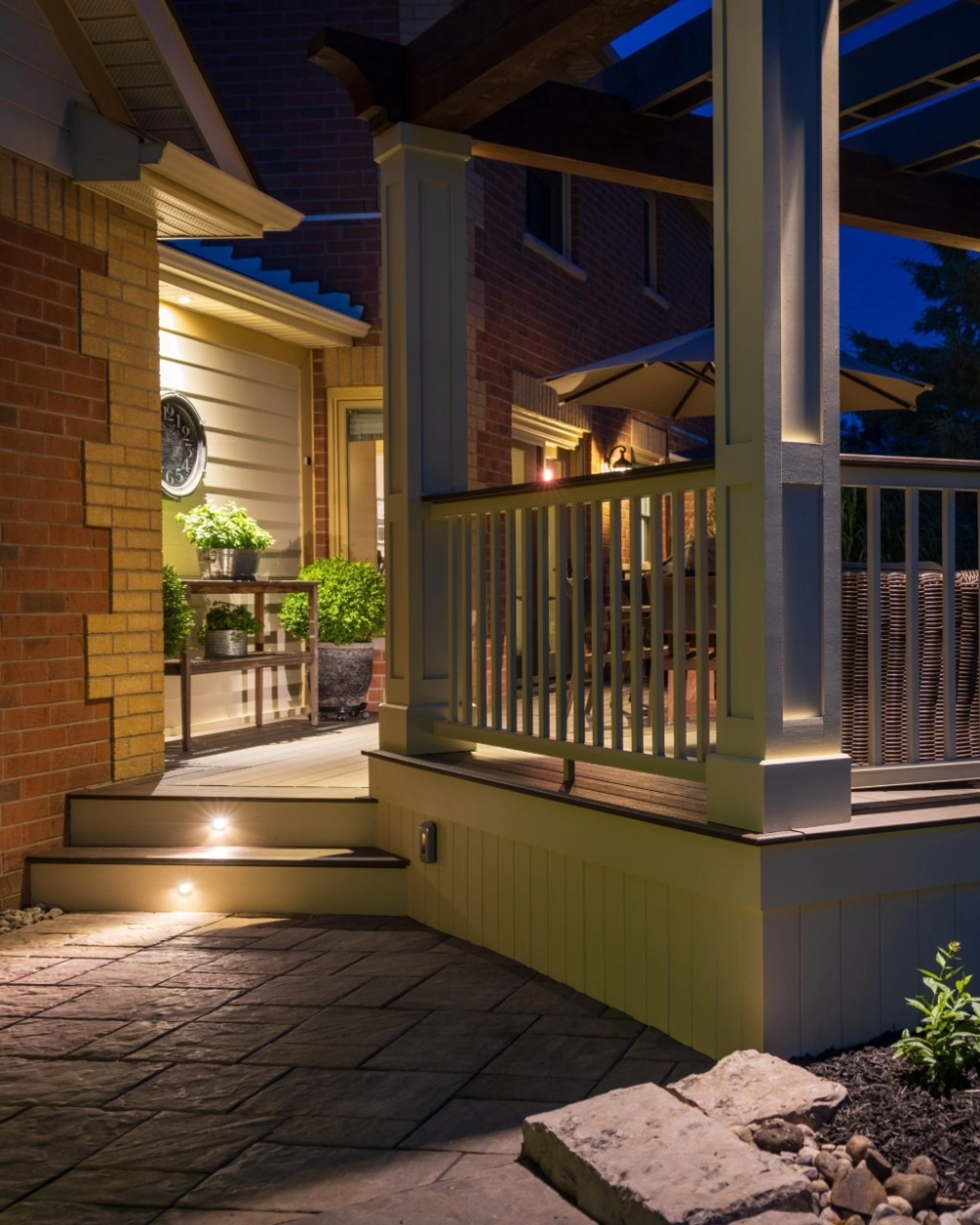 Đèn lối đi sân vườn dẫn lối vào sảnh chính rực rỡ