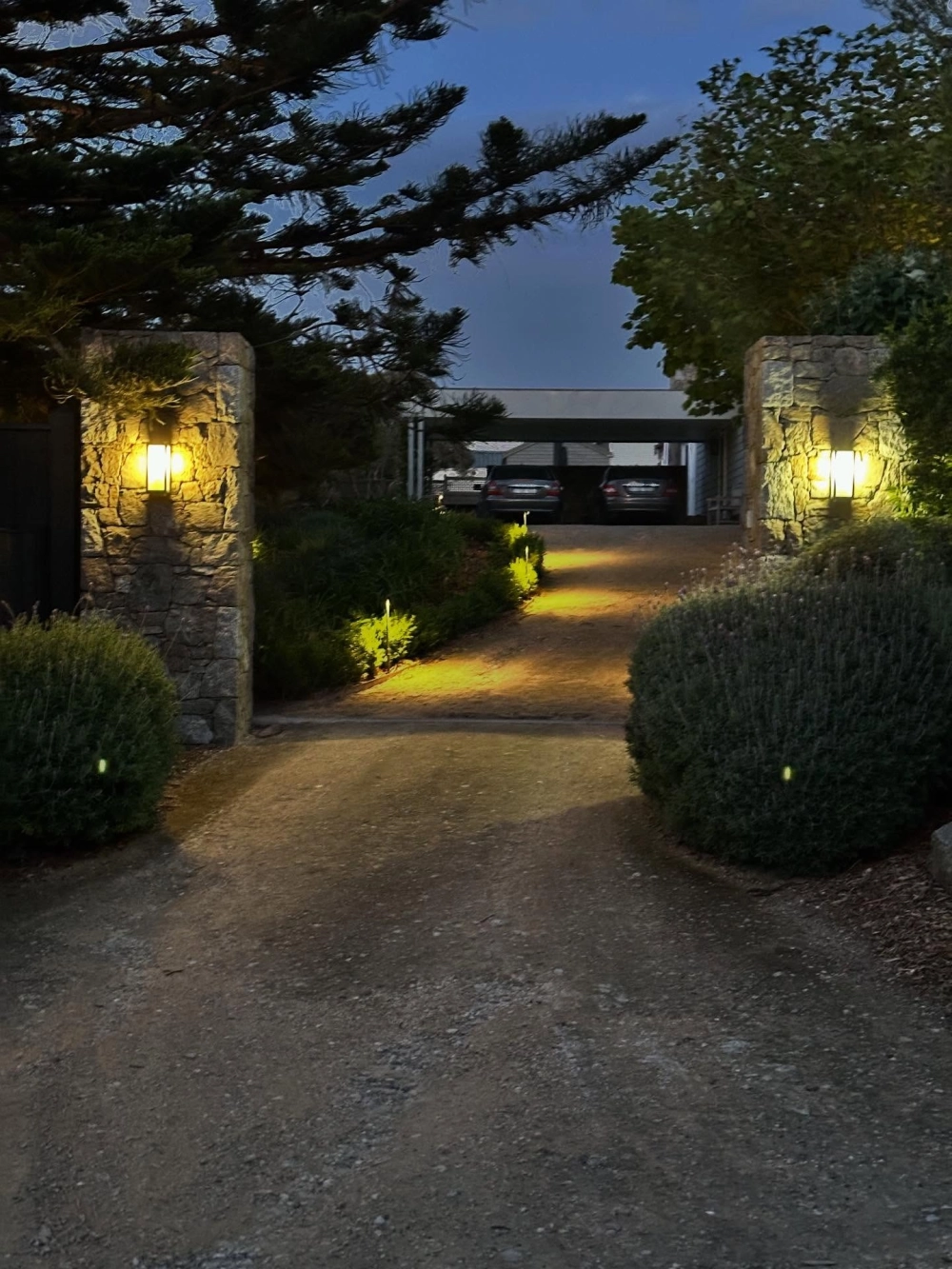 Mẫu đèn sân vườn hiện đại tích hợp cảm biến chuyển động