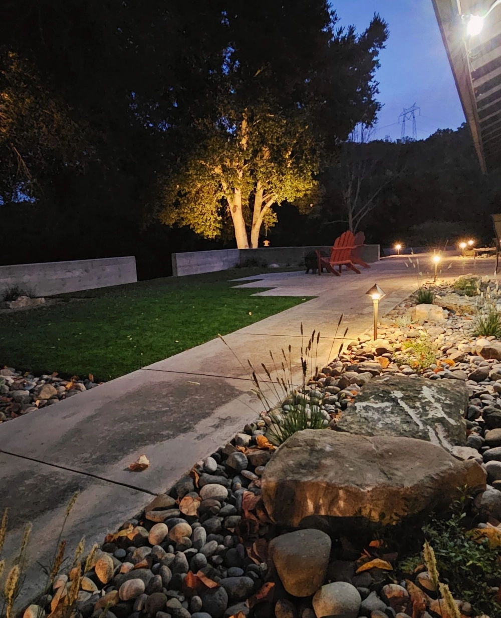 Đèn cắm cỏ sân vườn chiếu sáng lối đi nhỏ trong khuôn viên