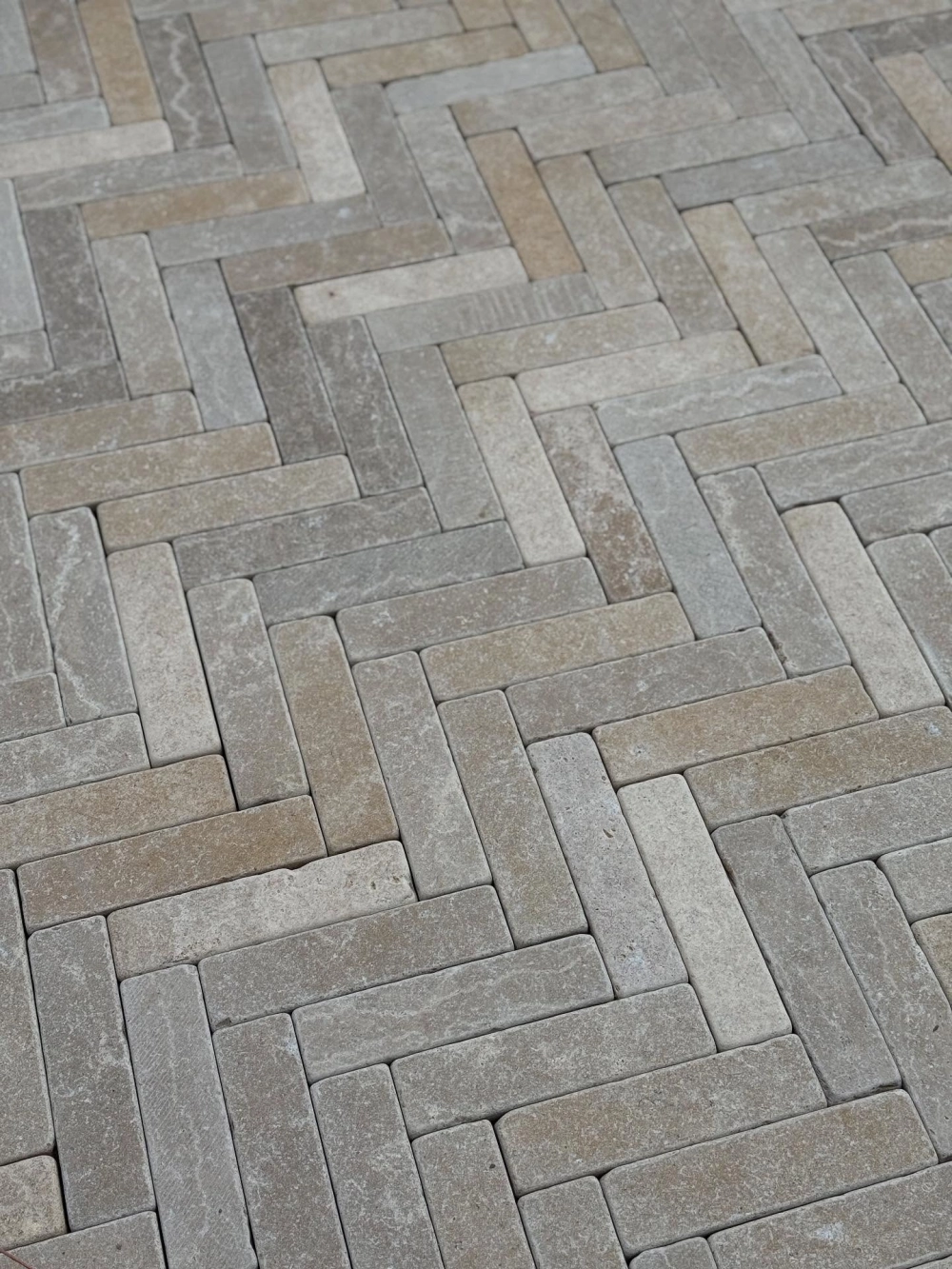 Gạch lát sân vườn giả gỗ ấm cúng cho khu vực hiên nhà