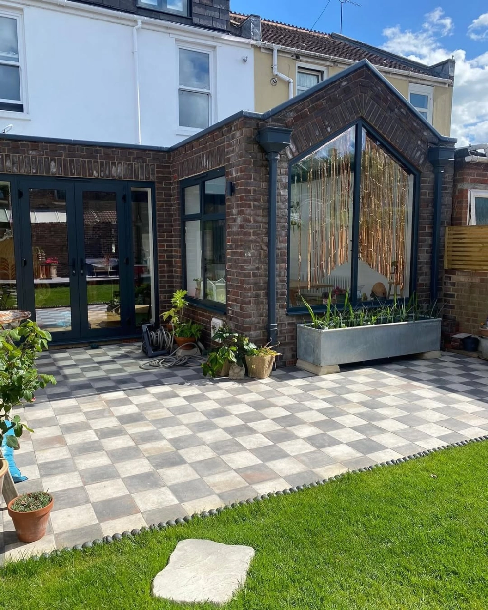 Gạch lát sân vườn viglacera vân mây tạo điểm nhấn cho cảnh quan