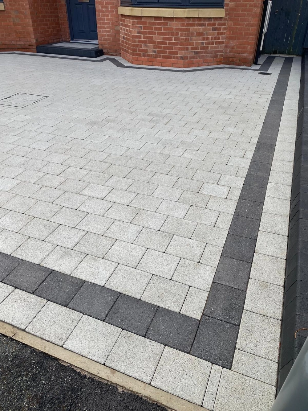 Cách phối màu gạch lát sân vườn hài hòa với tổng thể kiến trúc