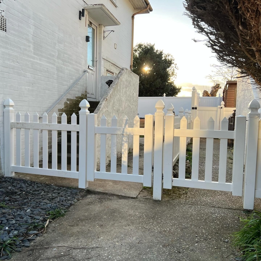 Vẻ đẹp thanh lịch của hàng rào sân vườn màu trắng