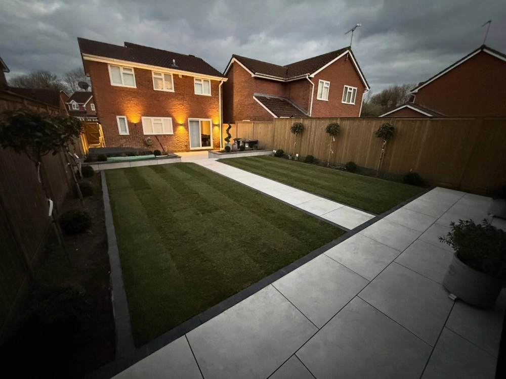 Thi công ốp gỗ hàng rào sân vườn bao quanh khu vực thảm cỏ nhân tạo giúp che chắn kín đáo