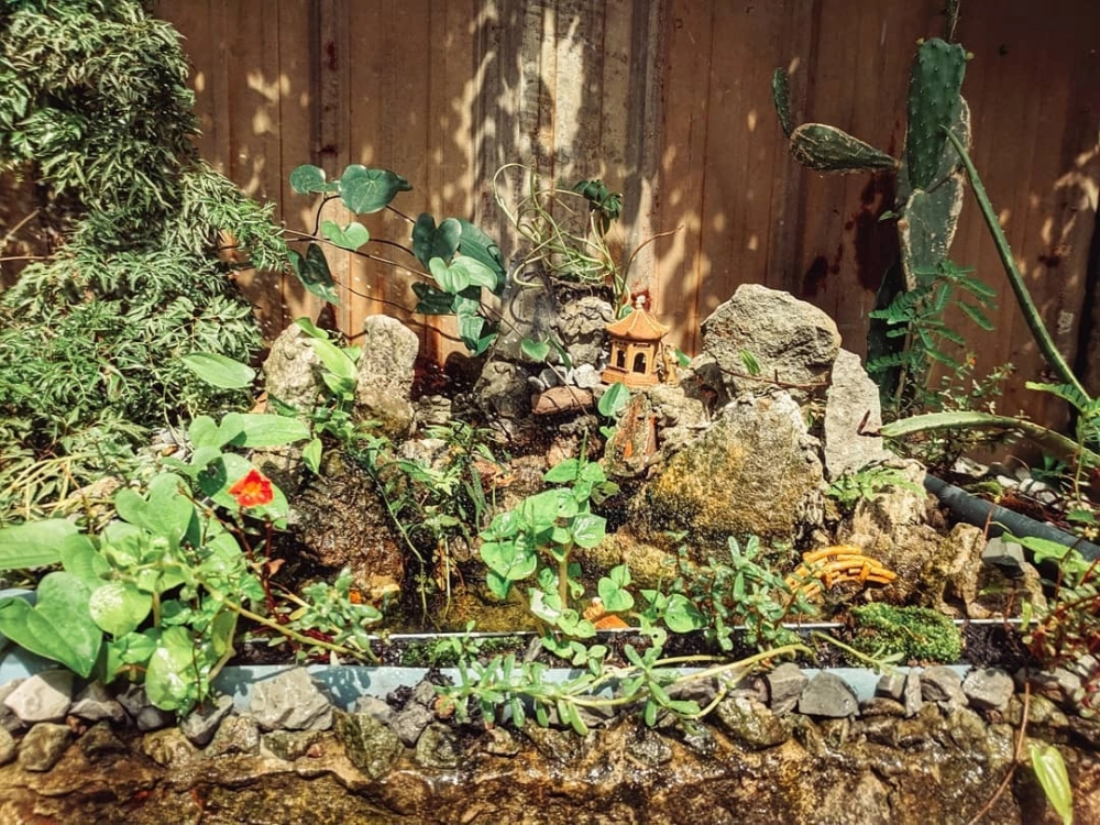 Thi công hòn non bộ dưới gầm cầu thang tối ưu diện tích