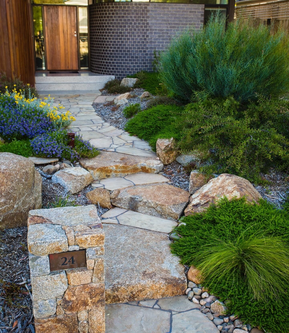 Cách làm lối đi sân vườn rẻ tiền từ vật liệu tái chế