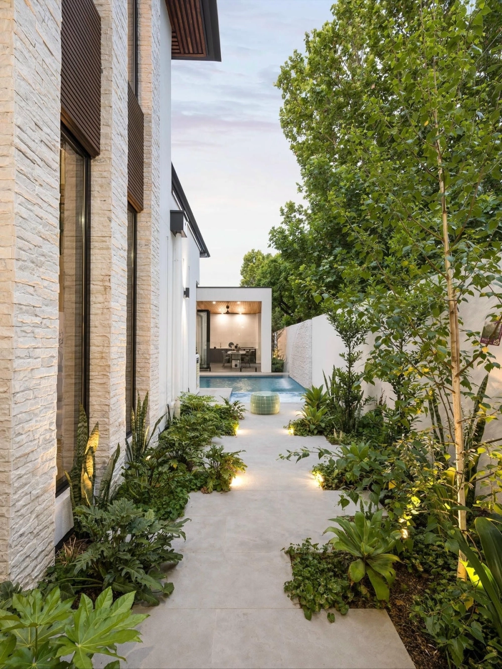 Hệ thống đèn trang trí lối đi sân vườn lung linh về đêm