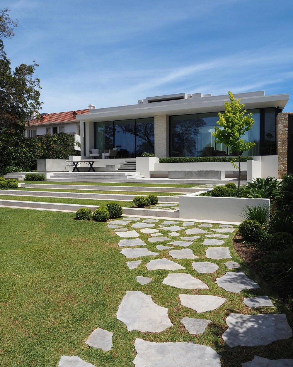 Mẫu lối đi sân vườn đẹp với sự kết hợp của đá và cỏ xanh