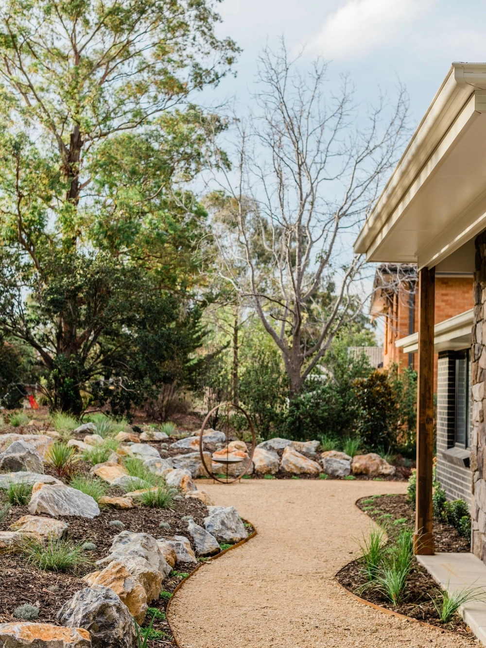 Mẫu sân vườn đẹp kết hợp gara ô tô tiện dụng mà vẫn giữ được mảng xanh