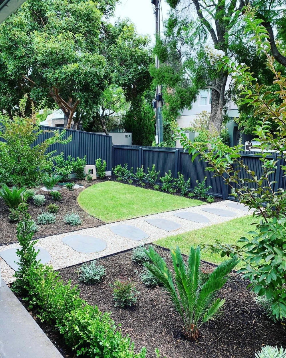 Mẫu sân vườn đẹp kết hợp hệ thống đèn trang trí lung linh vào ban đêm