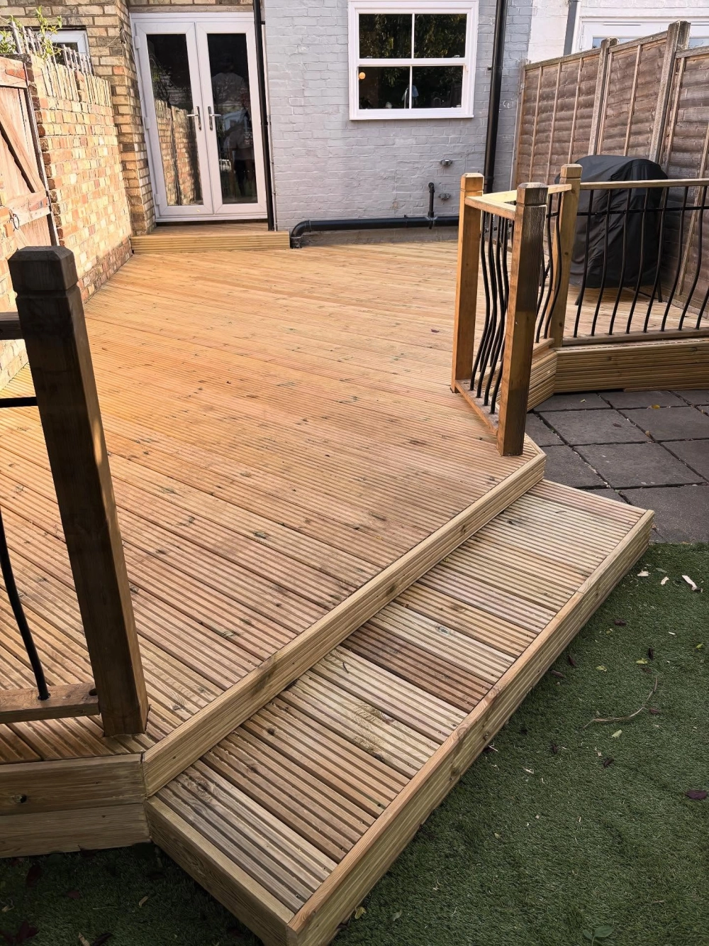 Mẫu sân vườn lát sàn gỗ đẹp kết hợp với tiểu cảnh xanh