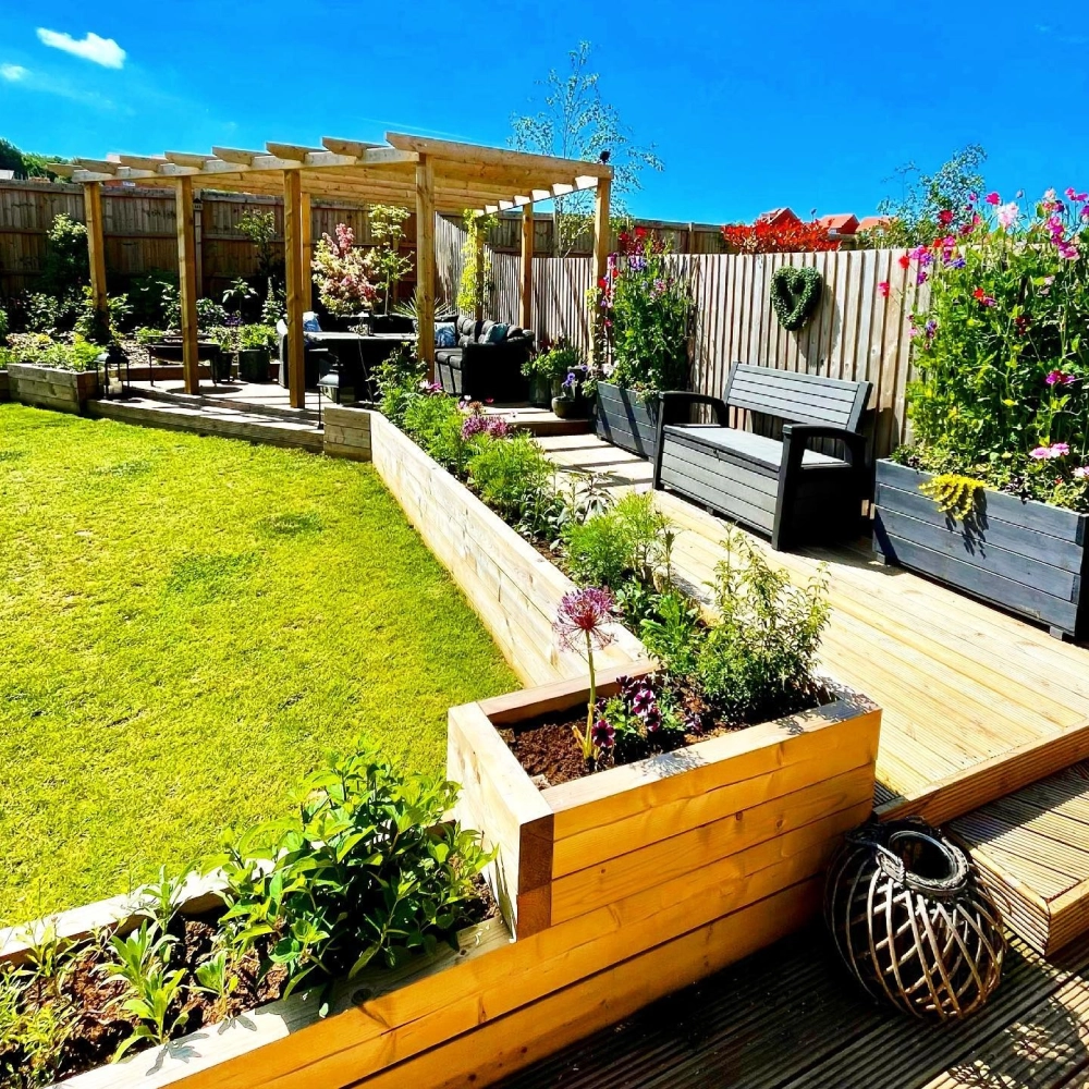 Vỉ gỗ lót sàn sân vườn vân gỗ nổi bật cho khu vực thư giãn