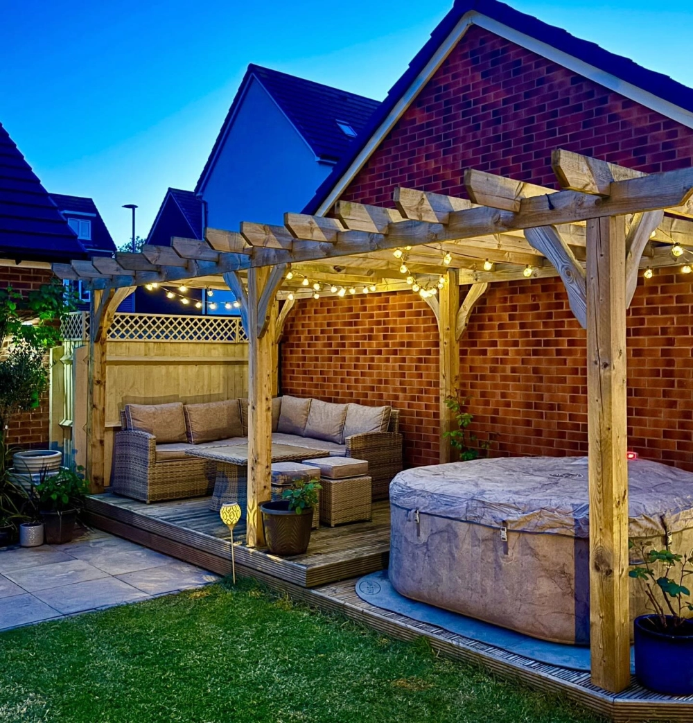 Vỉ gỗ lót sàn sân vườn tiện lợi cho không gian nhỏ hẹp