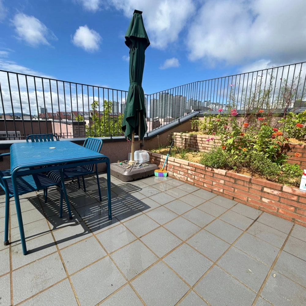 Sử dụng đèn led trang trí sân thượng tạo không gian lãng mạn