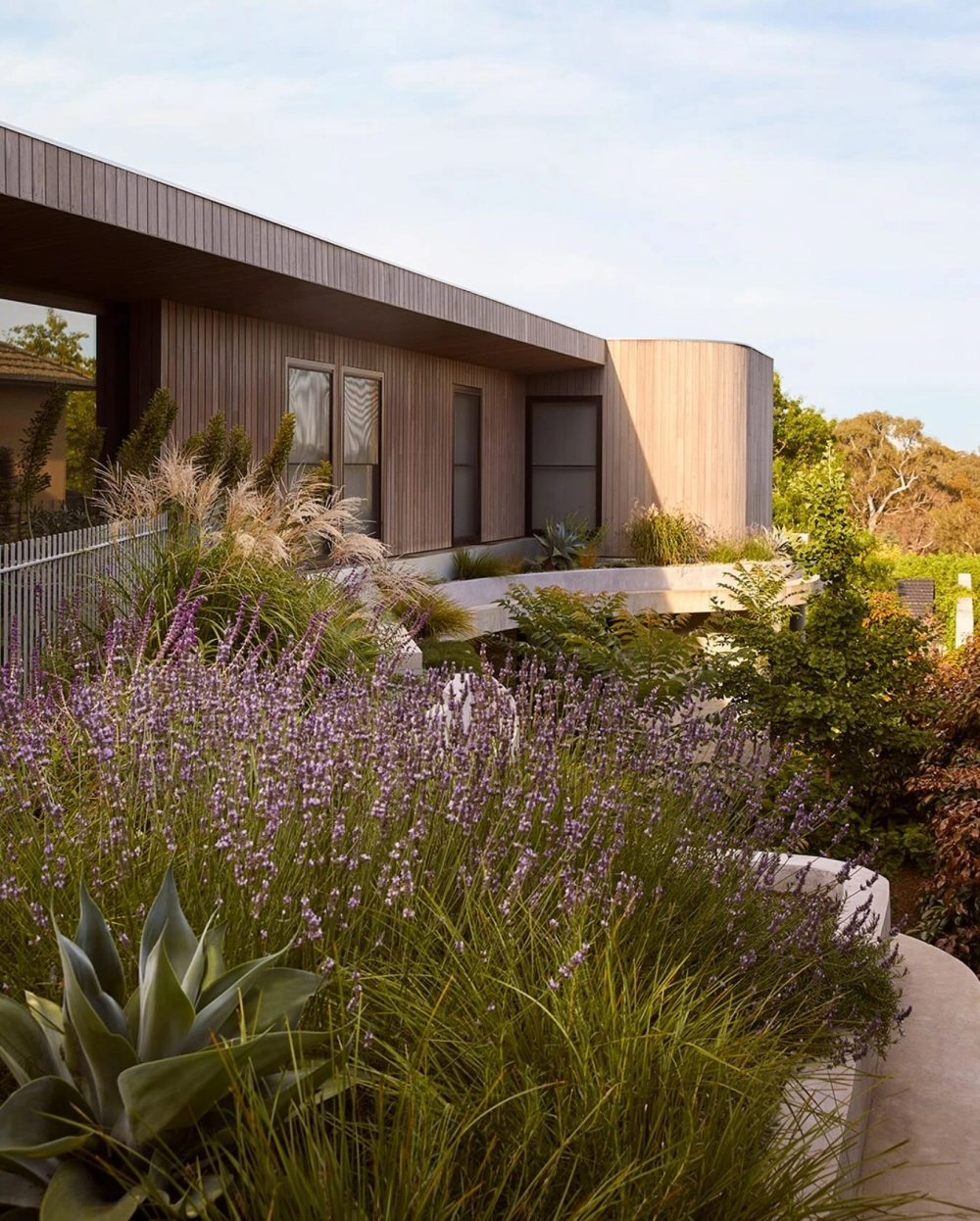 Thiết kế sân thượng đẹp nhà ống đón ánh sáng tự nhiên