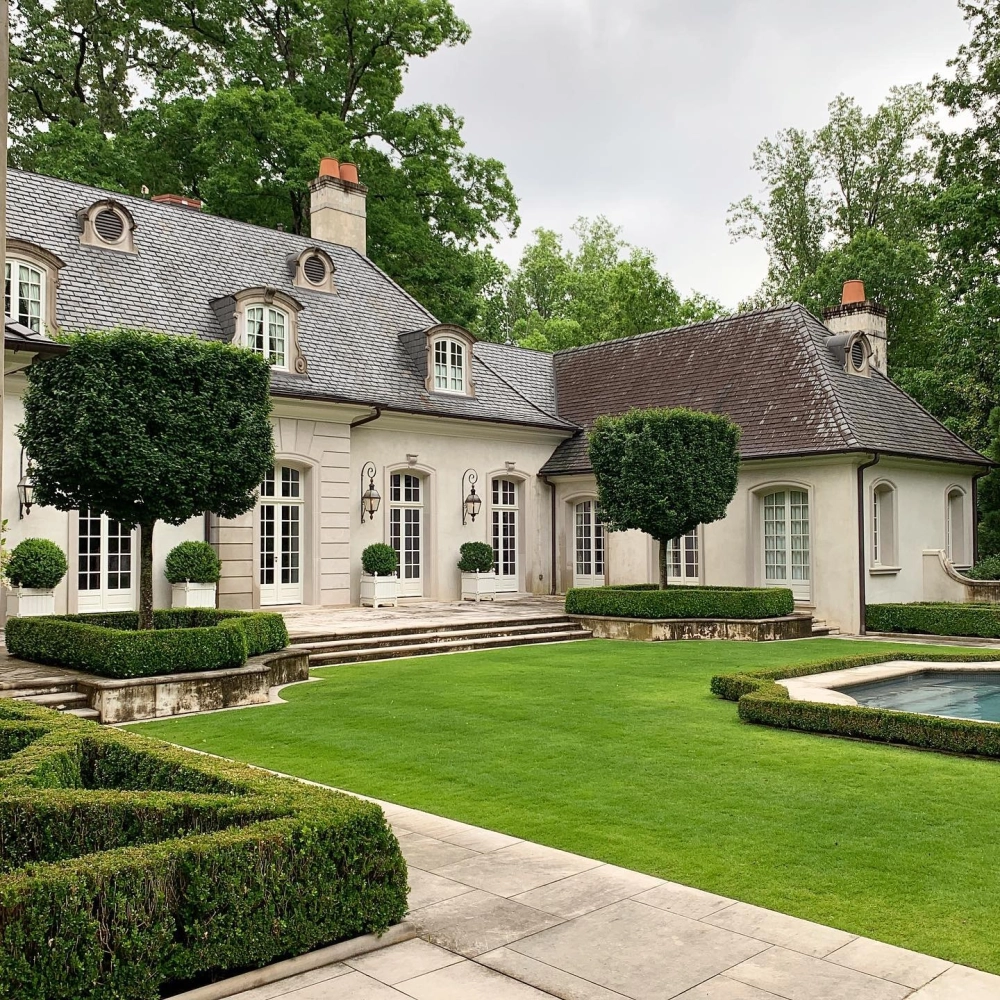 Sân vườn biệt thự nhà vườn tràn ngập sắc hoa