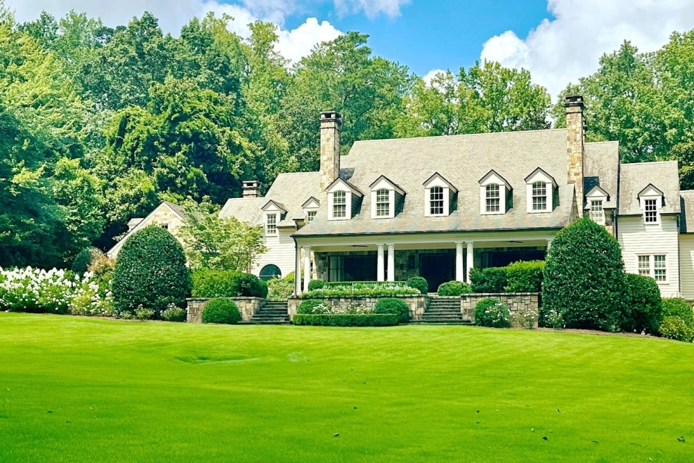 Sân vườn biệt thự hiện đại kết hợp bếp nướng ngoài trời