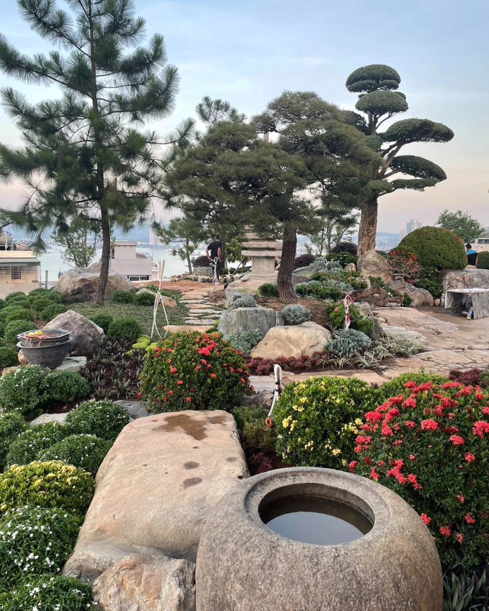 Những mẫu thiết kế lối đi sân vườn độc đáo bằng đá tự nhiên