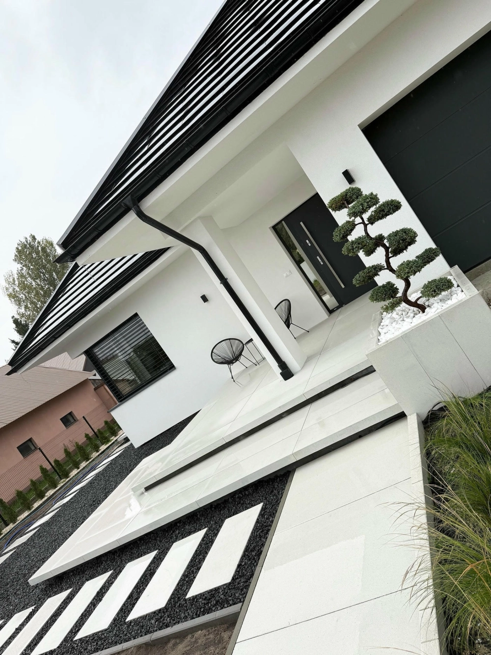 Thiết kế sân vườn hiện đại tối giản với lối đi lát đá tự nhiên