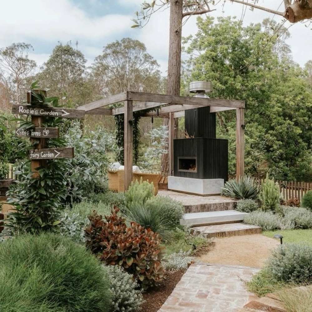 Mẫu sân vườn biệt thự hiện đại có khu vui chơi trẻ em