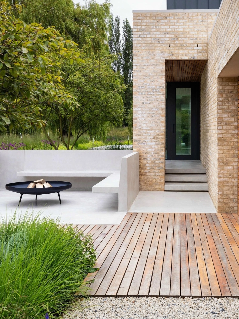 Sân vườn hiện đại không gian mở kết nối với phòng khách