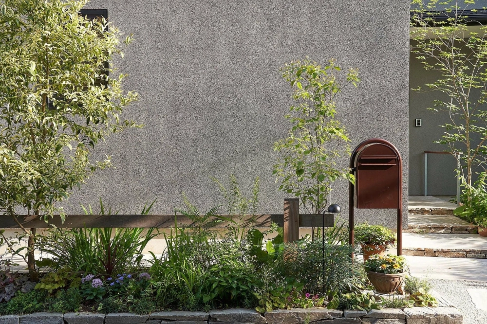 Mẫu sân vườn mini trước nhà ống hiện đại với thảm cỏ xanh