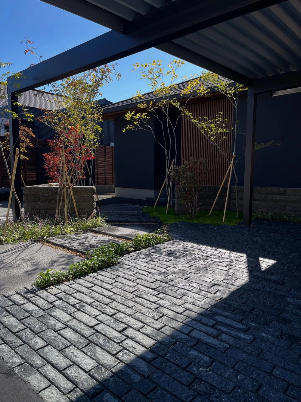 Hòn non bộ mini trước nhà mang nét cổ điển