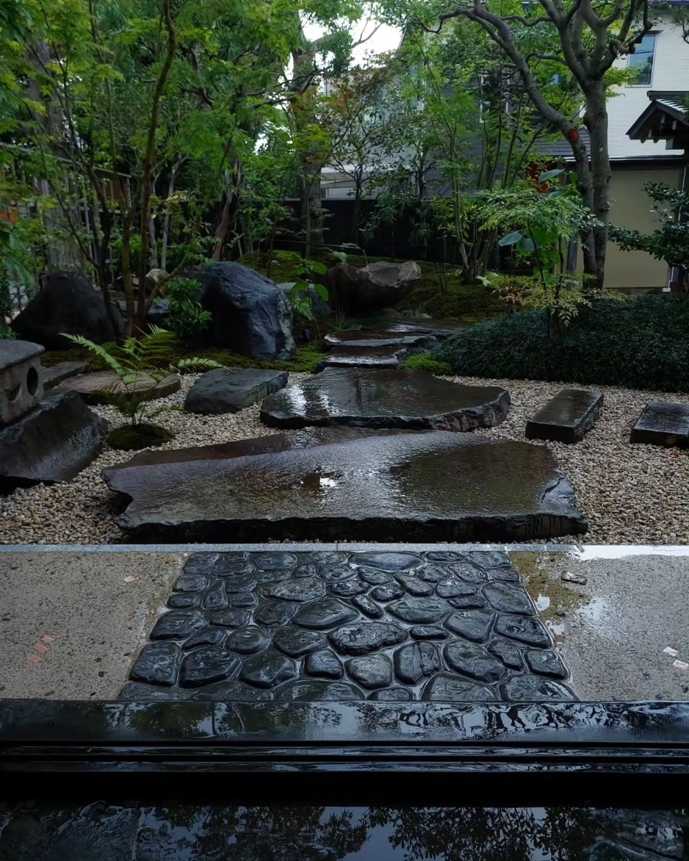 Mẫu vườn hoa mini trước nhà rực rỡ sắc màu