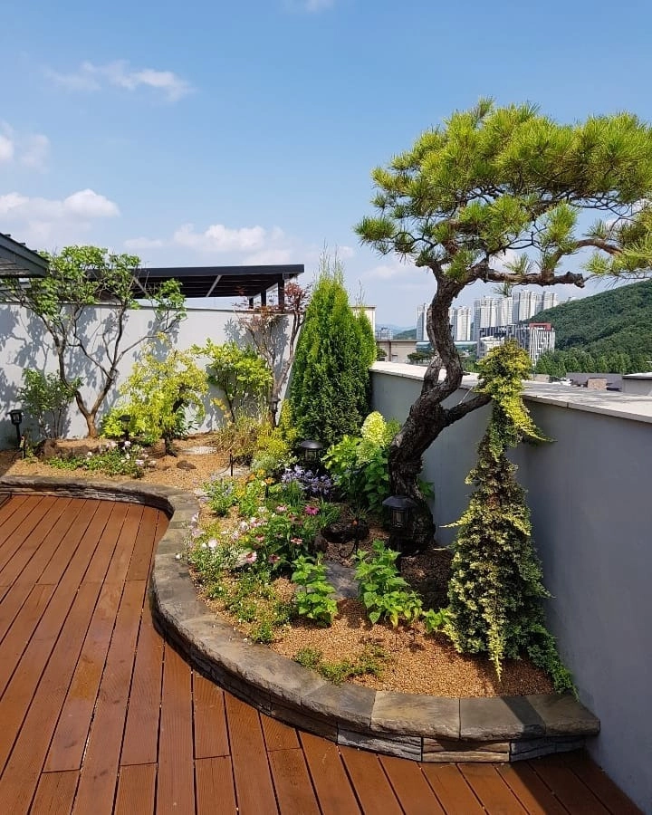 Góc thư giãn sân vườn nhà phố với ghế treo